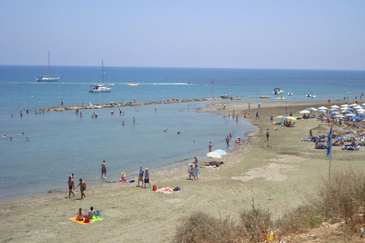  A peaceful coastal area with clear water and a relaxing atmosphere, perfect for enjoying the open sea views.
