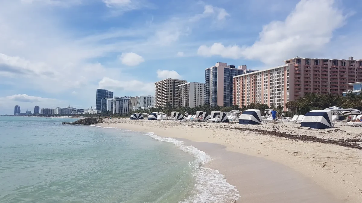  A calm and pleasant stretch of coastline with clear water, perfect for enjoying the sea breeze and views.
