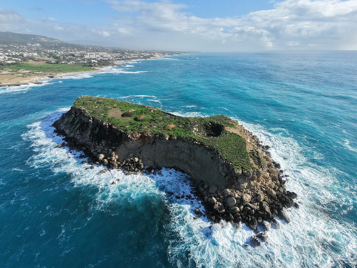 A small, peaceful island surrounded by crystal-clear water, ideal for relaxing and enjoying the natural beauty of the area.