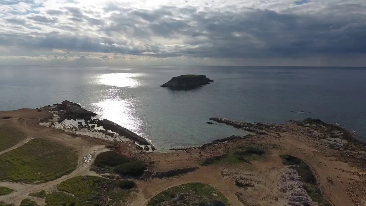  A small island surrounded by crystal-clear water, perfect for peaceful cruising and enjoying untouched nature.