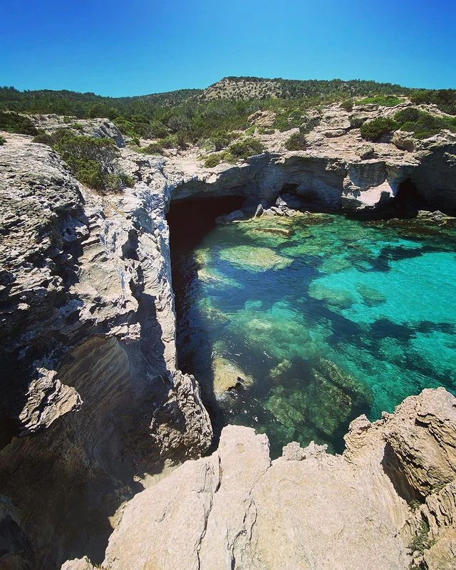  A quiet and beautiful bay with crystal-clear water, ideal for swimming, snorkeling, and relaxing away from crowds.